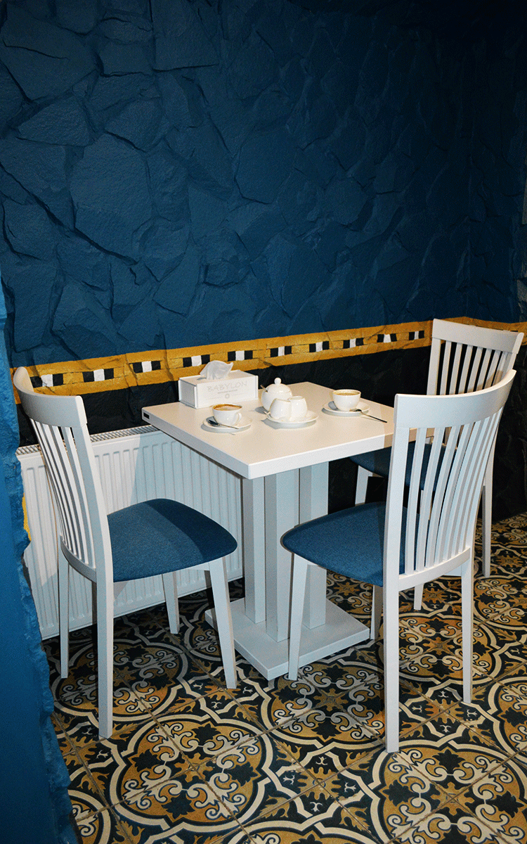 Stoły w restauracji BABYLON