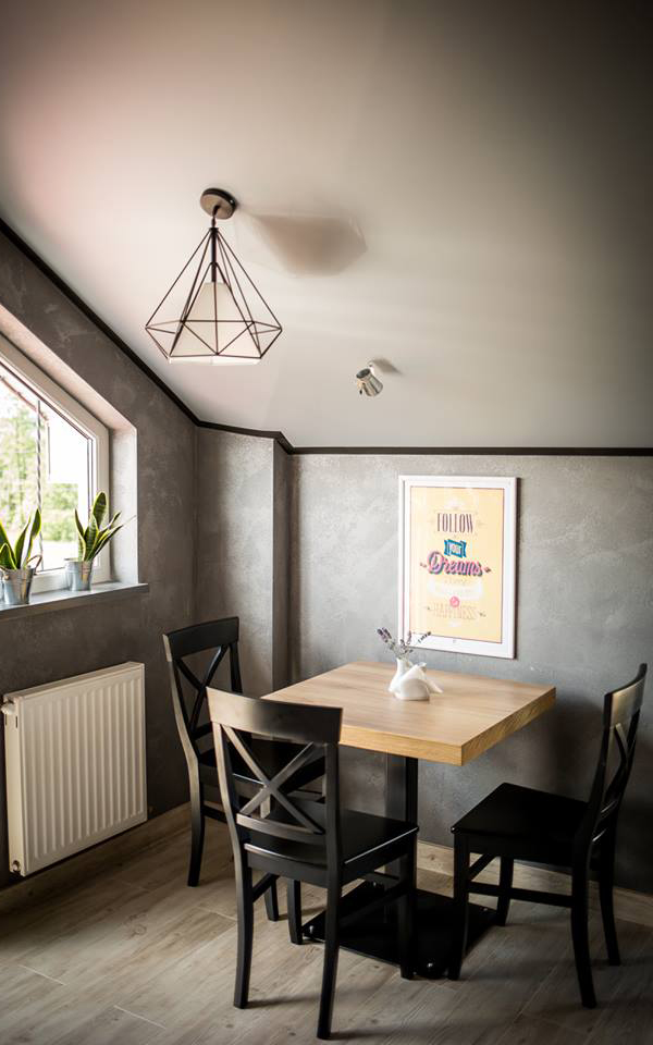 Stoły w kawiarni „Loft Cafe”